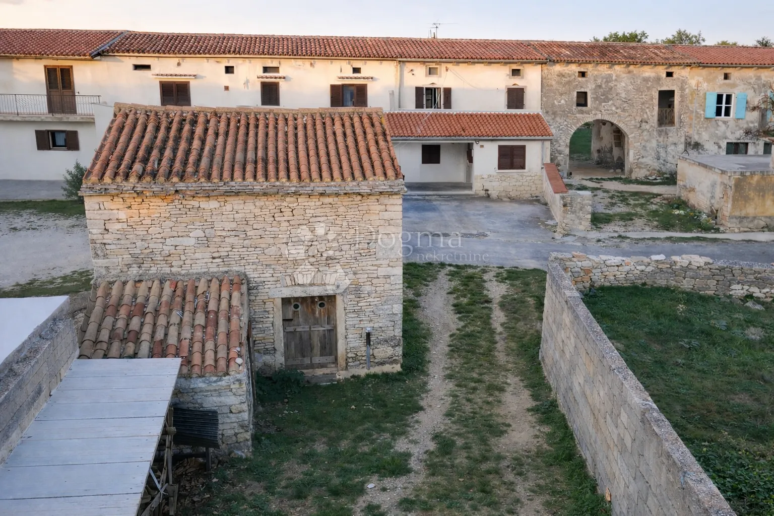 glavani – kuća p+1+potkrovlje + kamena kućica, useljivo, 181.000 € - slika 10