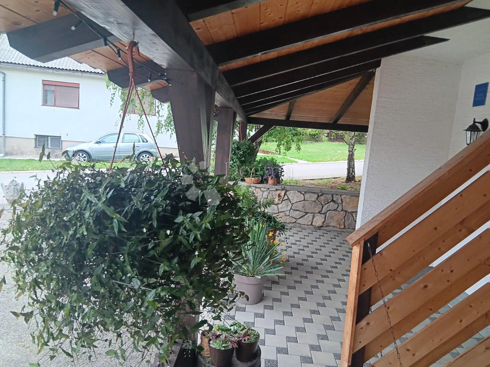 kuća u korenici, za investiciju i život - slika 31