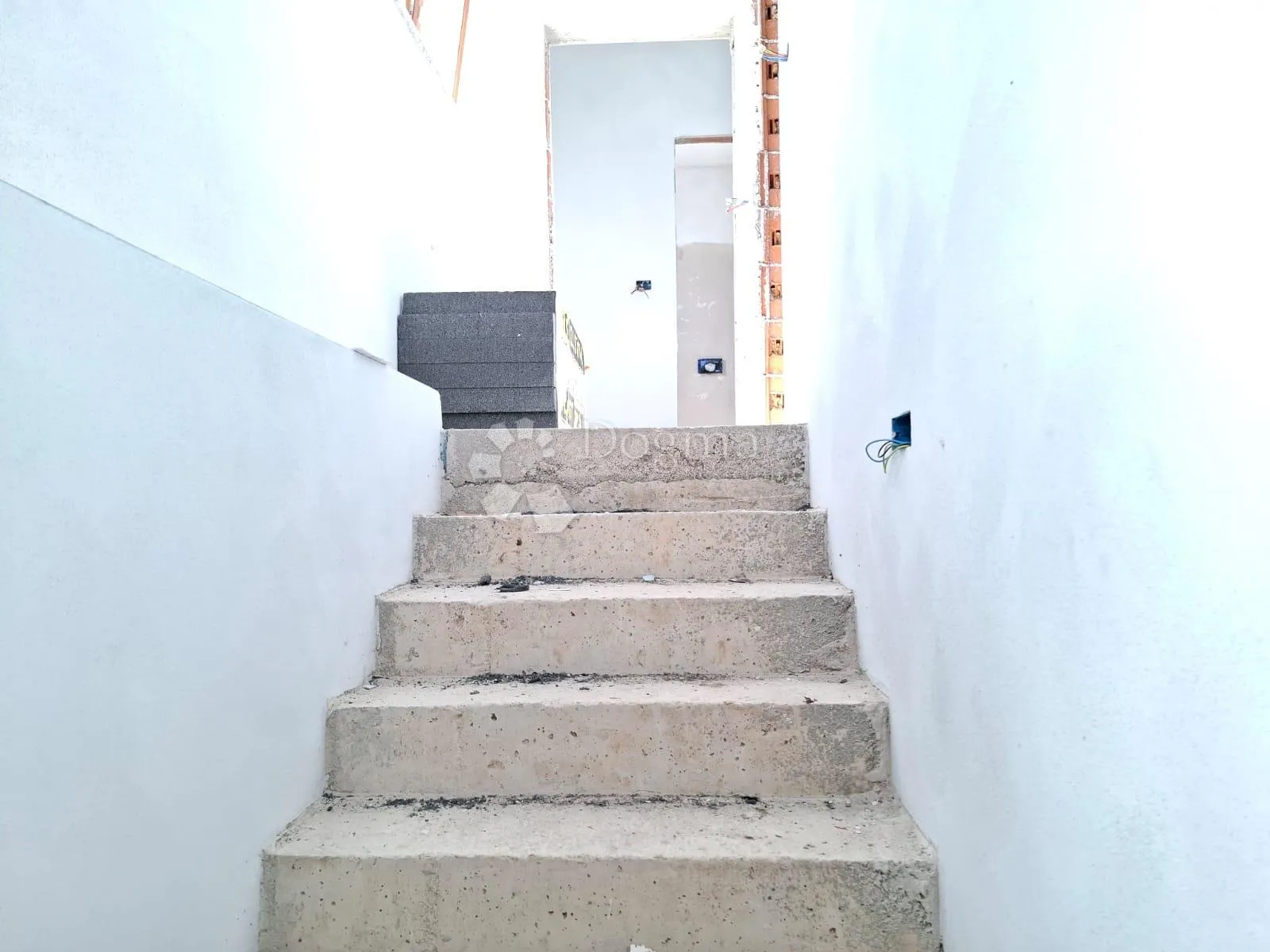 villa u rovinjskom selu, roh bau 550 m2, sa građevinskom okućnicom - slika 9