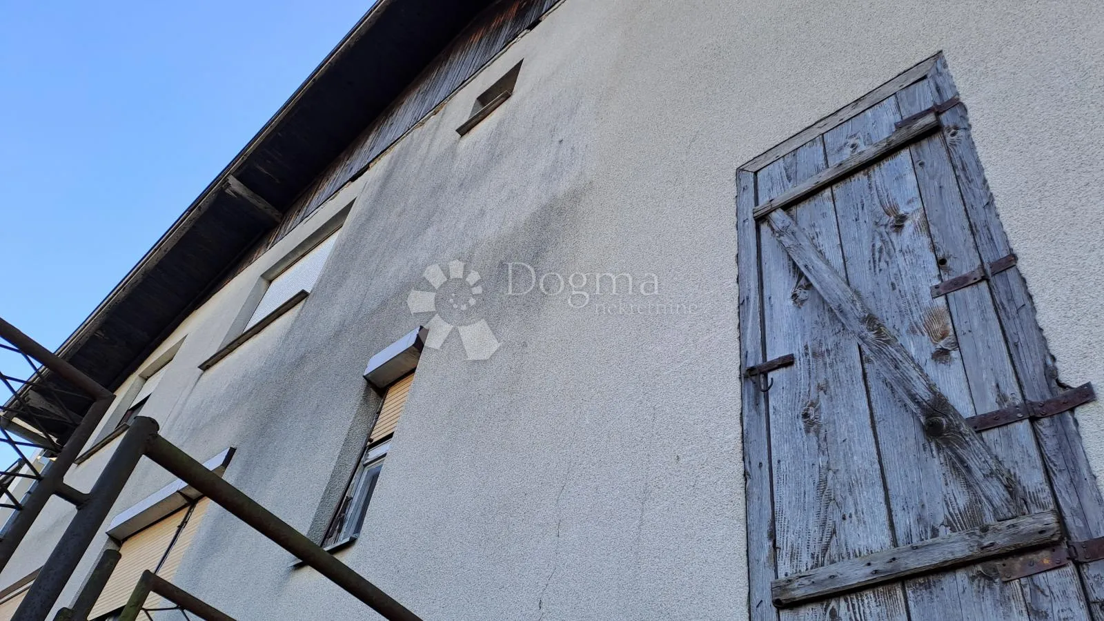 velika kuća na odličnoj lokaciji - slika 26