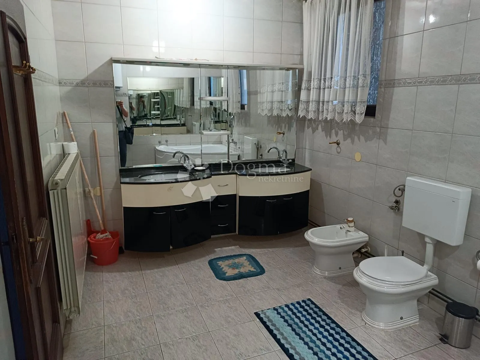 kuća sa radnike ili starački dom - slika 8