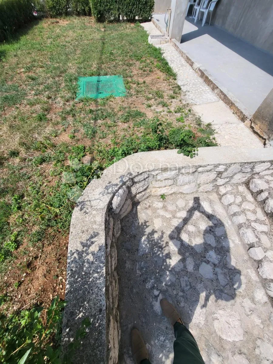 pulac, samostojeća kuća sa tri stana - slika 23