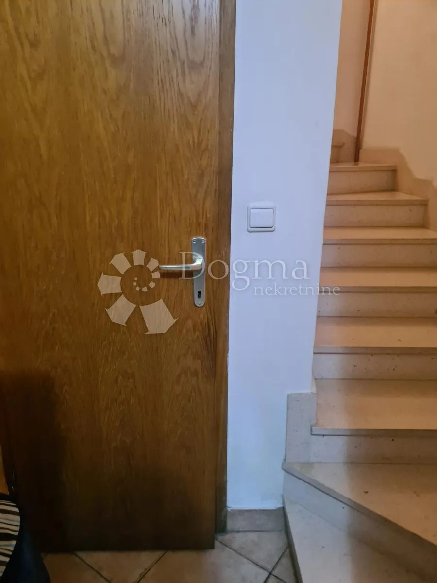 šibenik centar - kamena kuća blizu rive - slika 12
