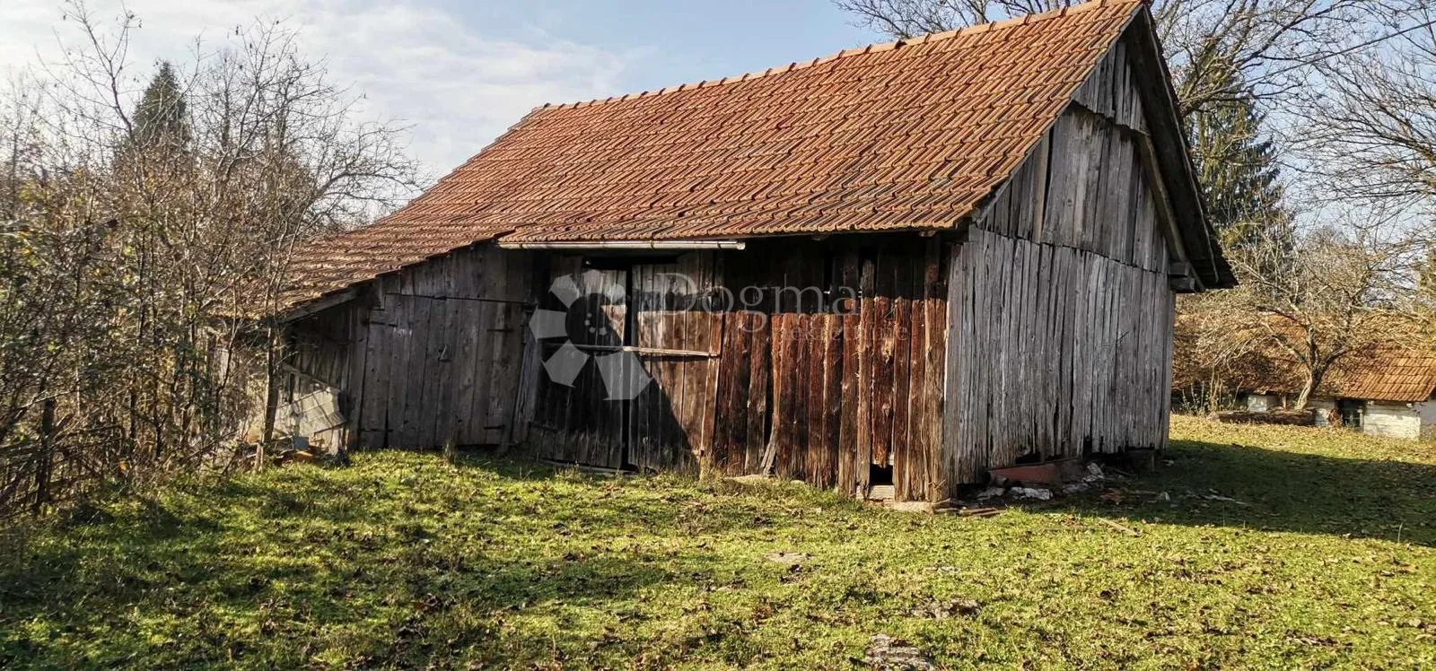 zemljište u tounju sa drvenim starinama - slika 6