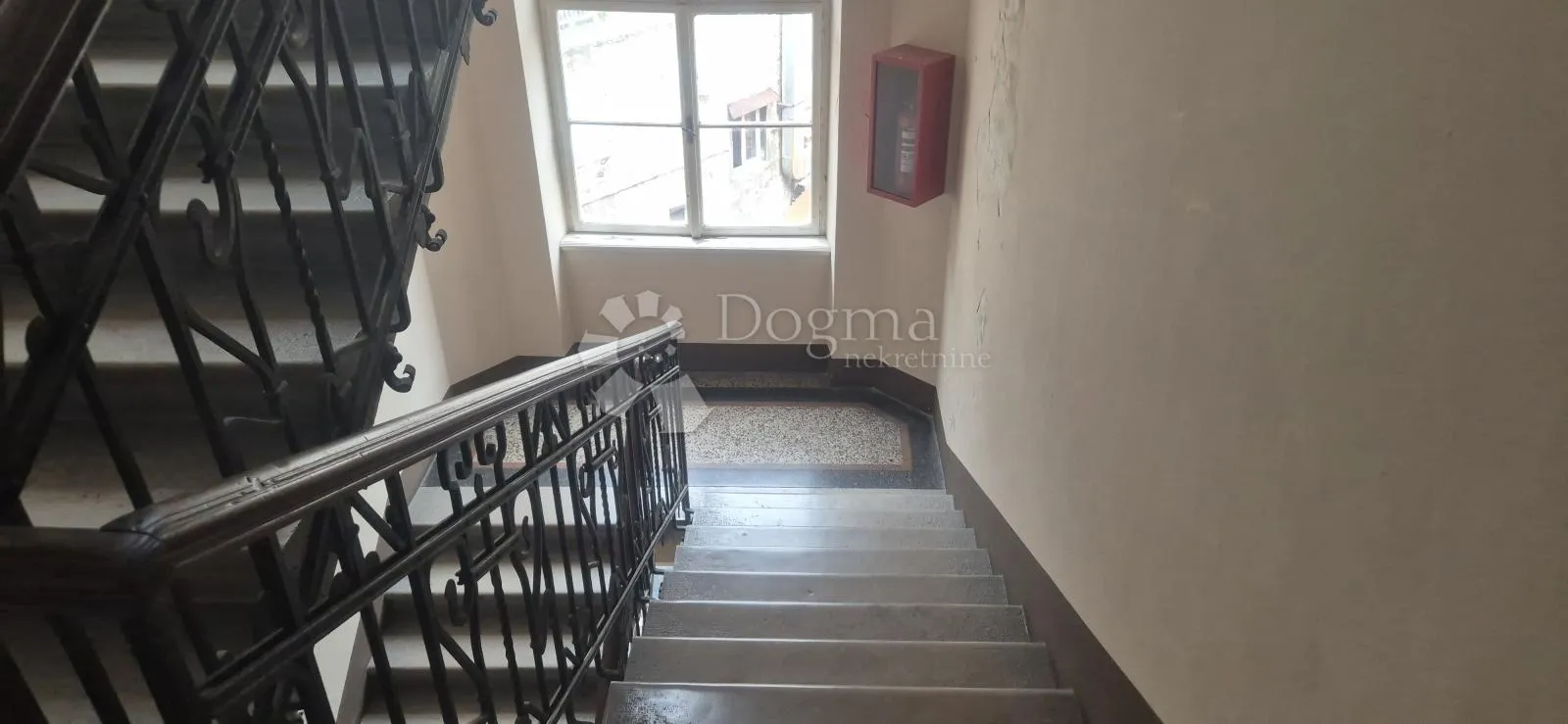 stan u strogom centru sa parkirnim mjestom i pogledom na more - slika 2