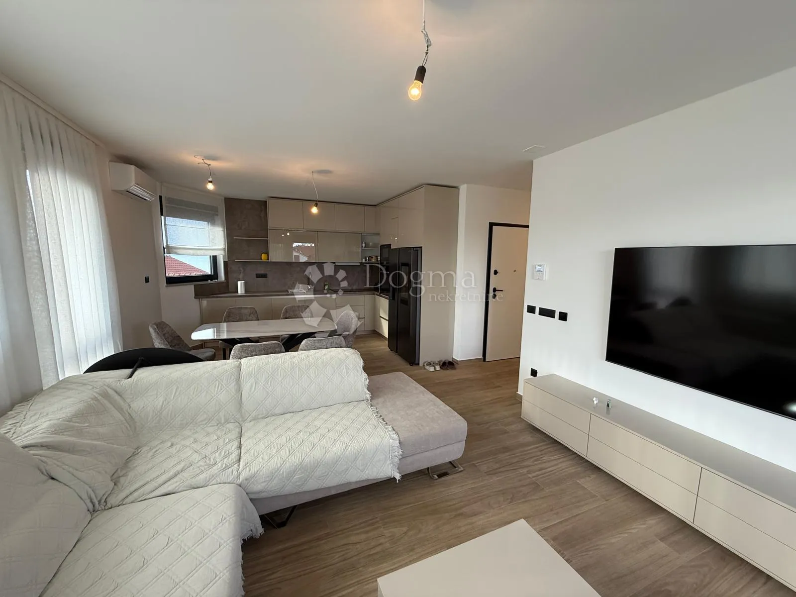 luksuzan namješten penthouse s pogledom na more - slika 1