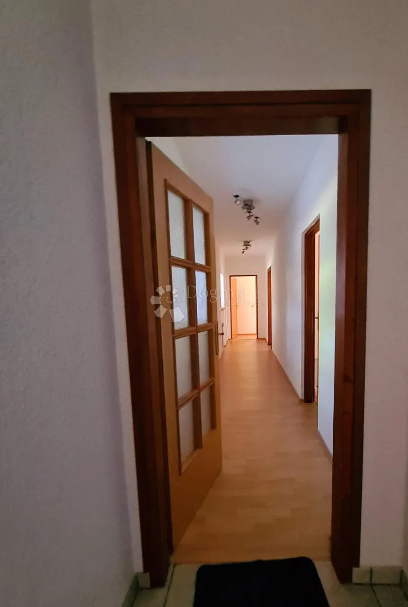 vila s bazenom i teniskim terenom - slika 15