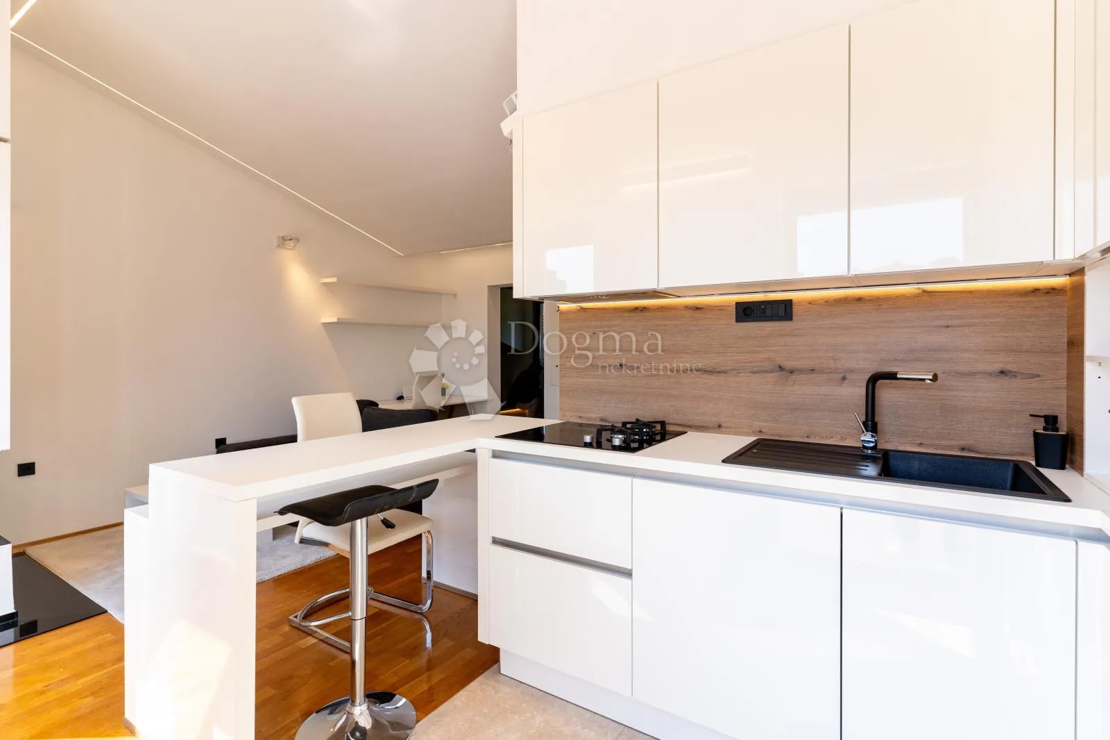 smart penthouse u centru samobora – terasa, garaža, lift, spa kupaonica - slika 3