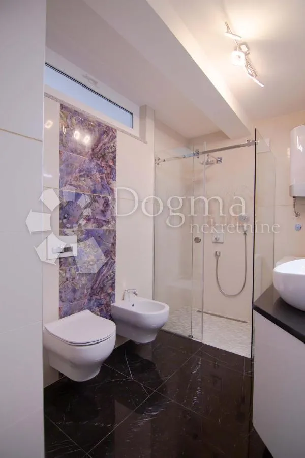 moderna villa na otoku krku s bazenom - slika 24