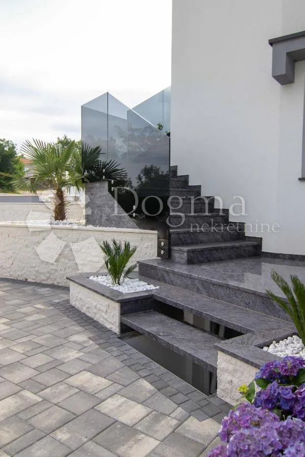 moderna villa na otoku krku s bazenom - slika 29