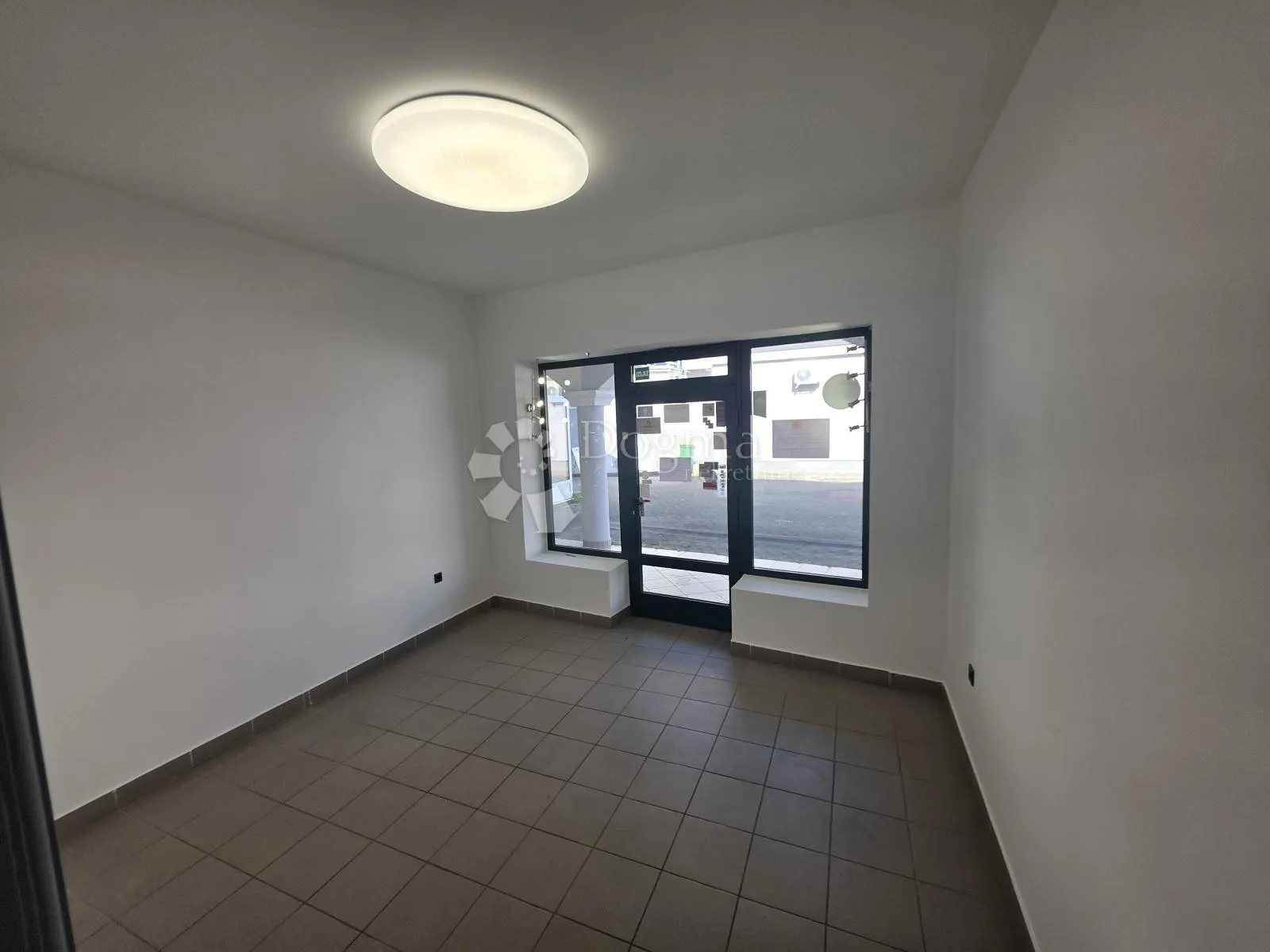 poslovni prostor / lokal za najam – centar zlatara, frekventna tranzitna lokacija - slika 6