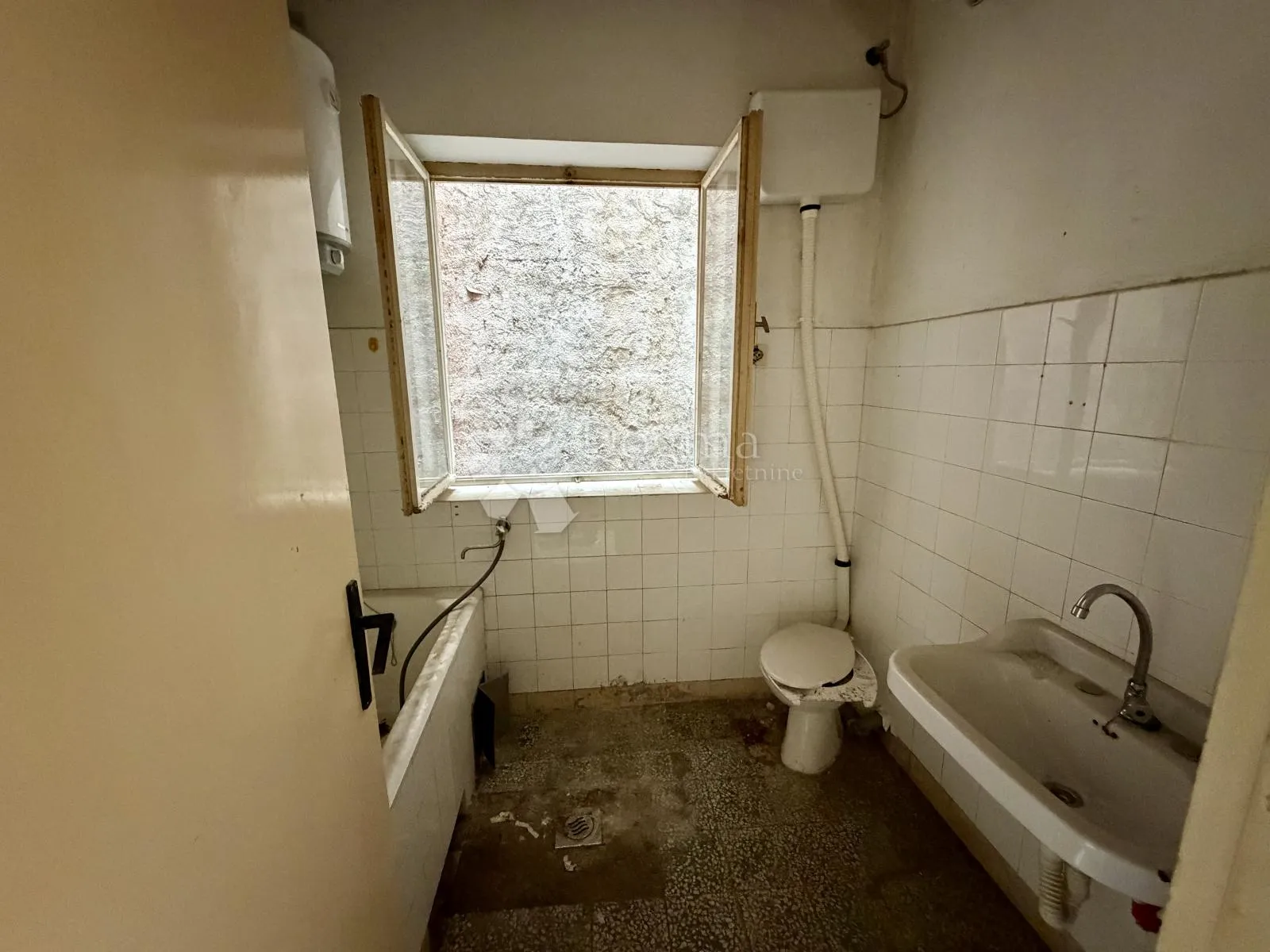 stan na odličnoj lokaciji za kompletnu adaptaciju, 57 m2 - slika 9