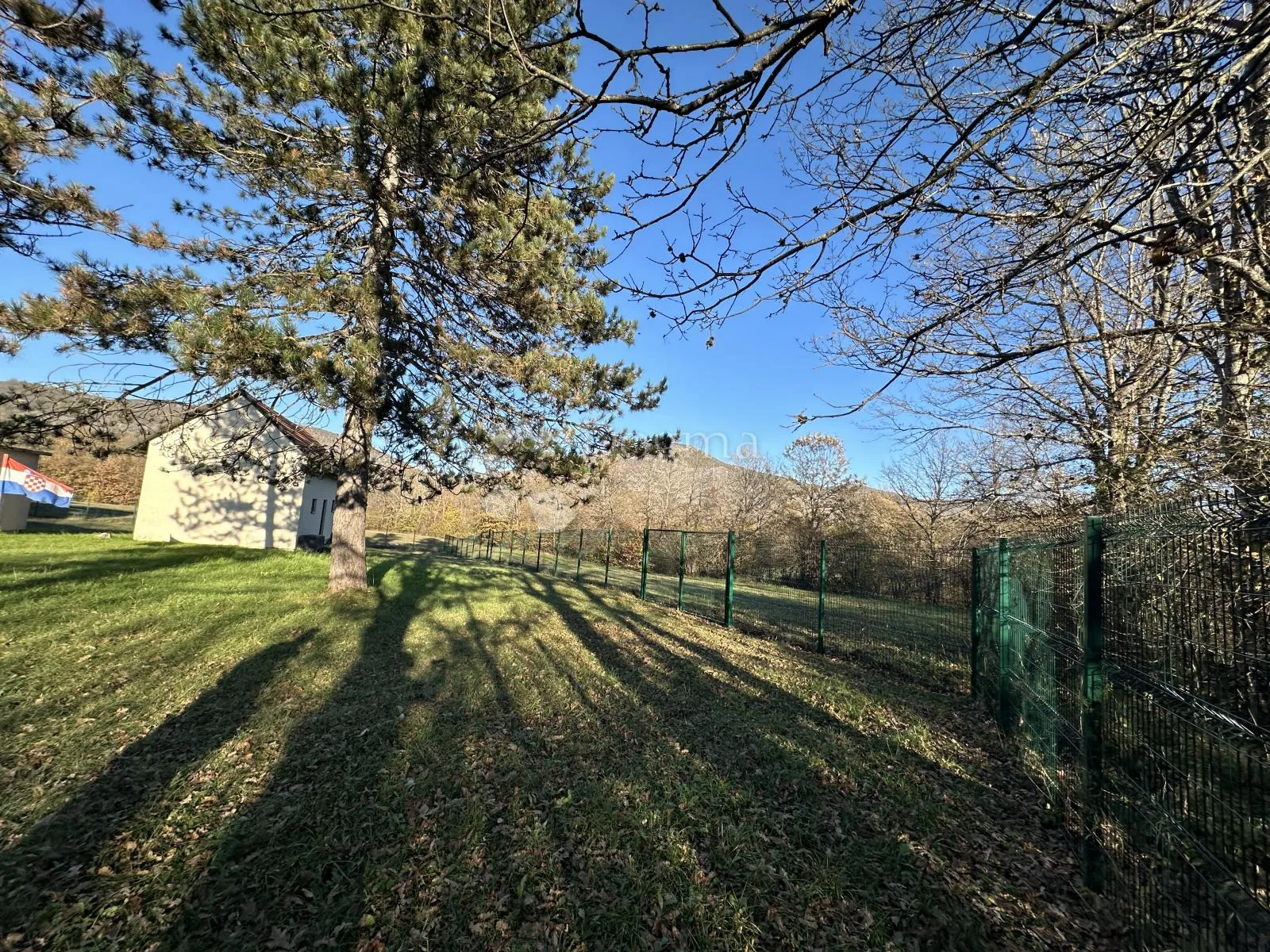 ličko cerje kuća sa 2 pomoćna objekta + 10000m2 zemljišta - slika 45