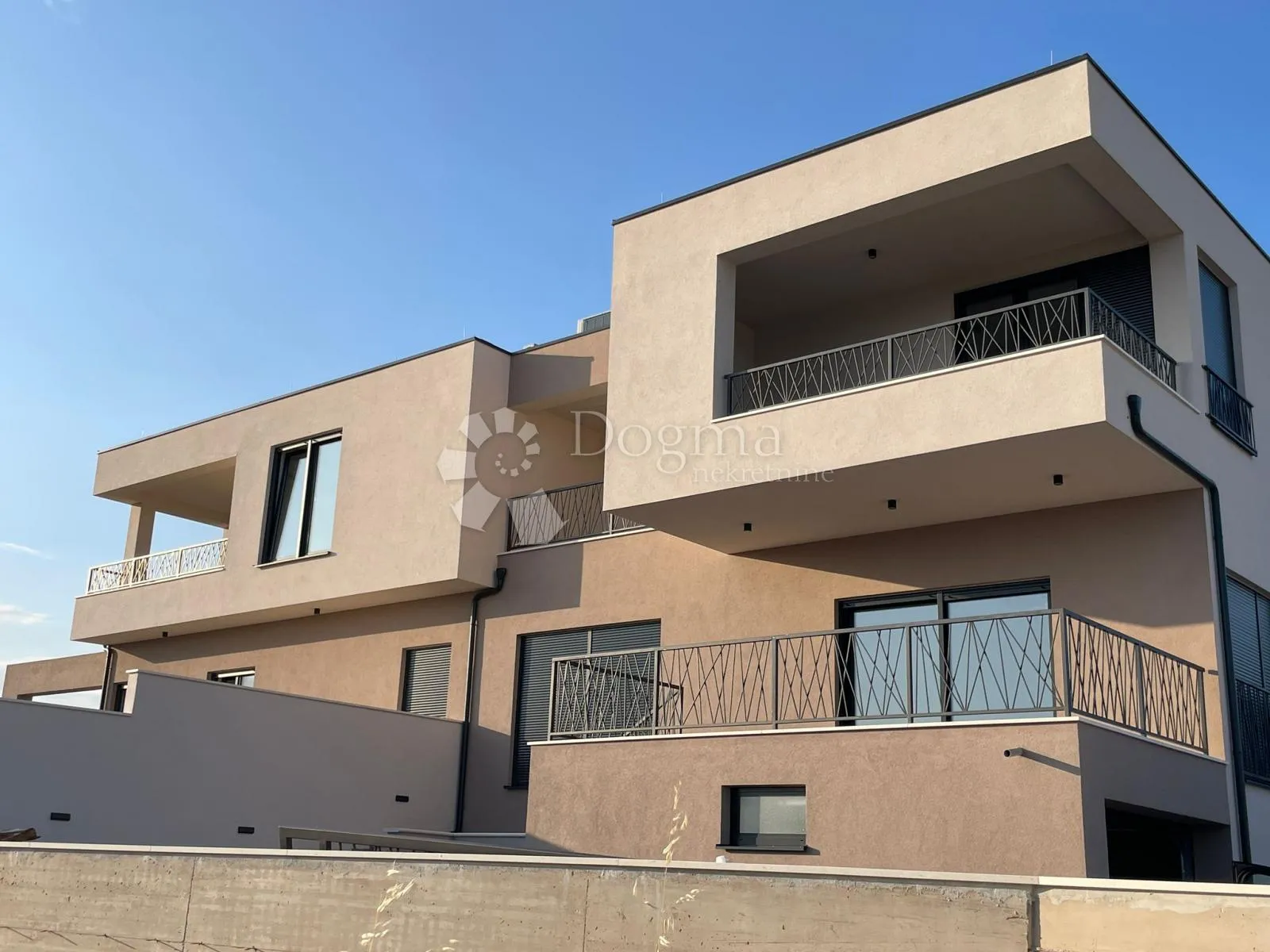vodice duplex kuća na atraktivnoj lokaciji sa prekrasnim pogledom - slika 2
