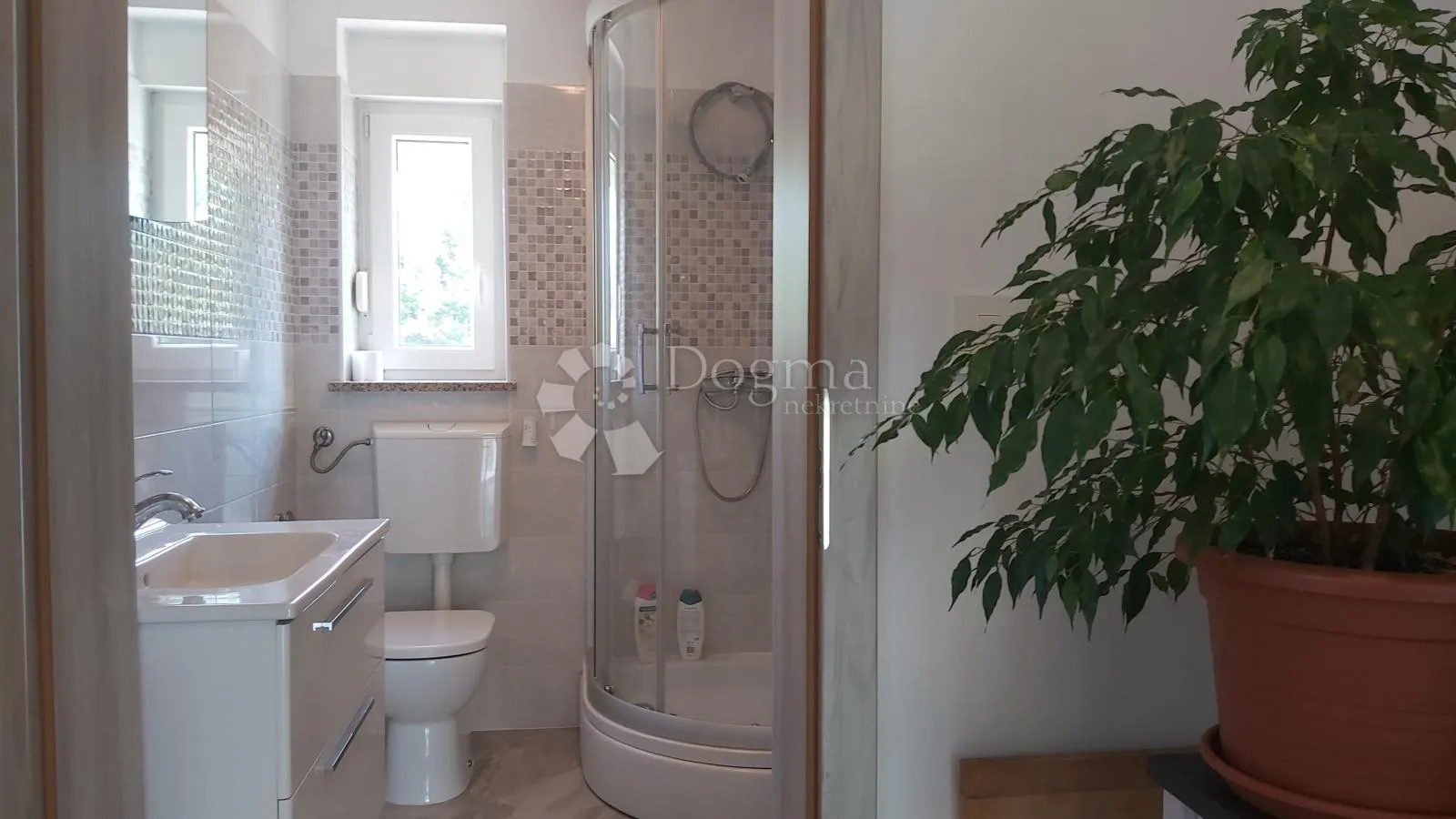 labin, prekrasna kuća u okolici labina s velikom okućnicom - slika 26