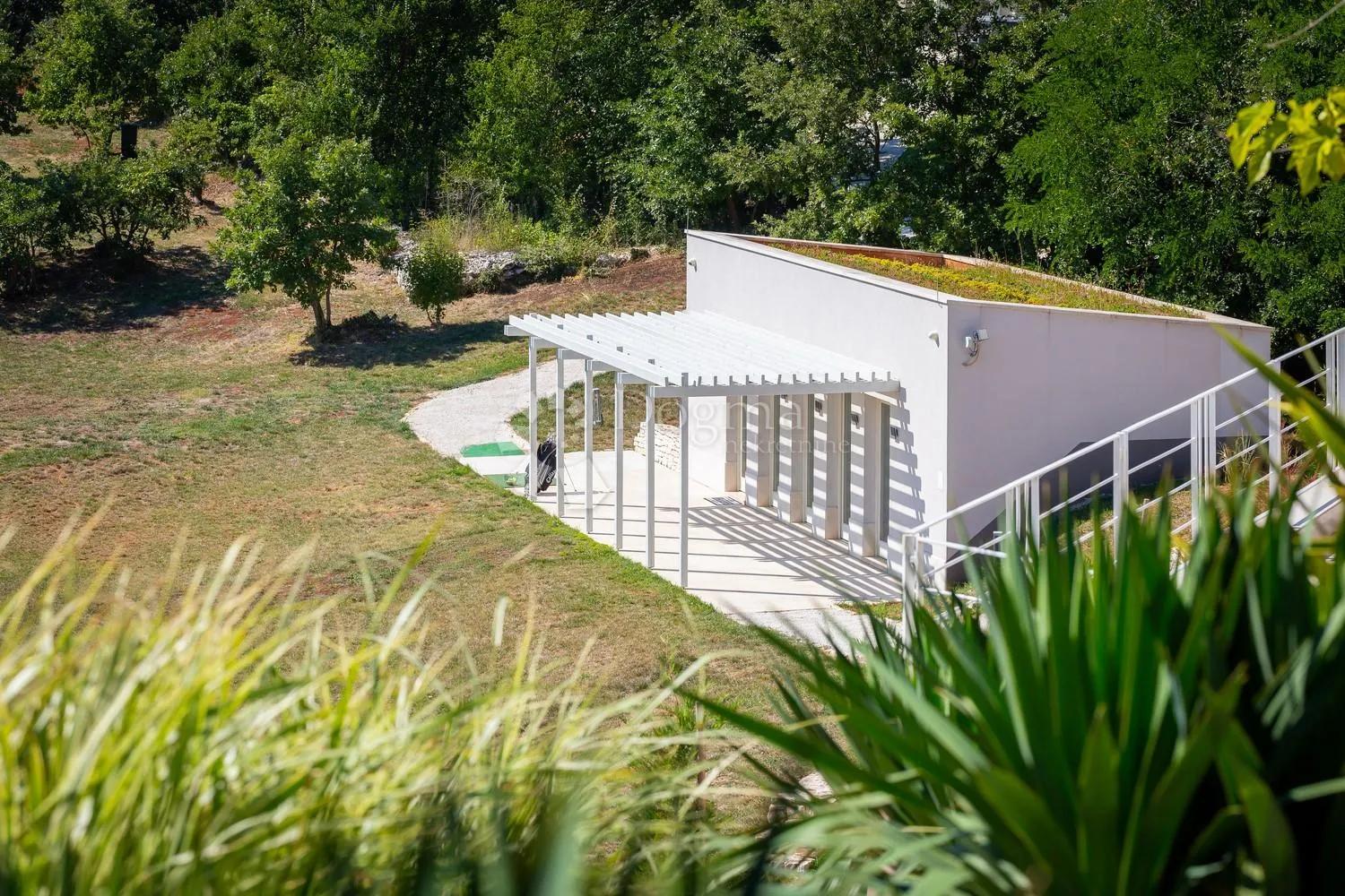 otmjena villa sa bazenom na lijepoj lokaciji - slika 28