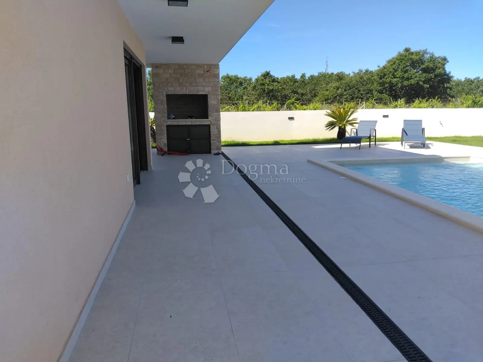moderna vila s bazenom u žeravi - slika 17
