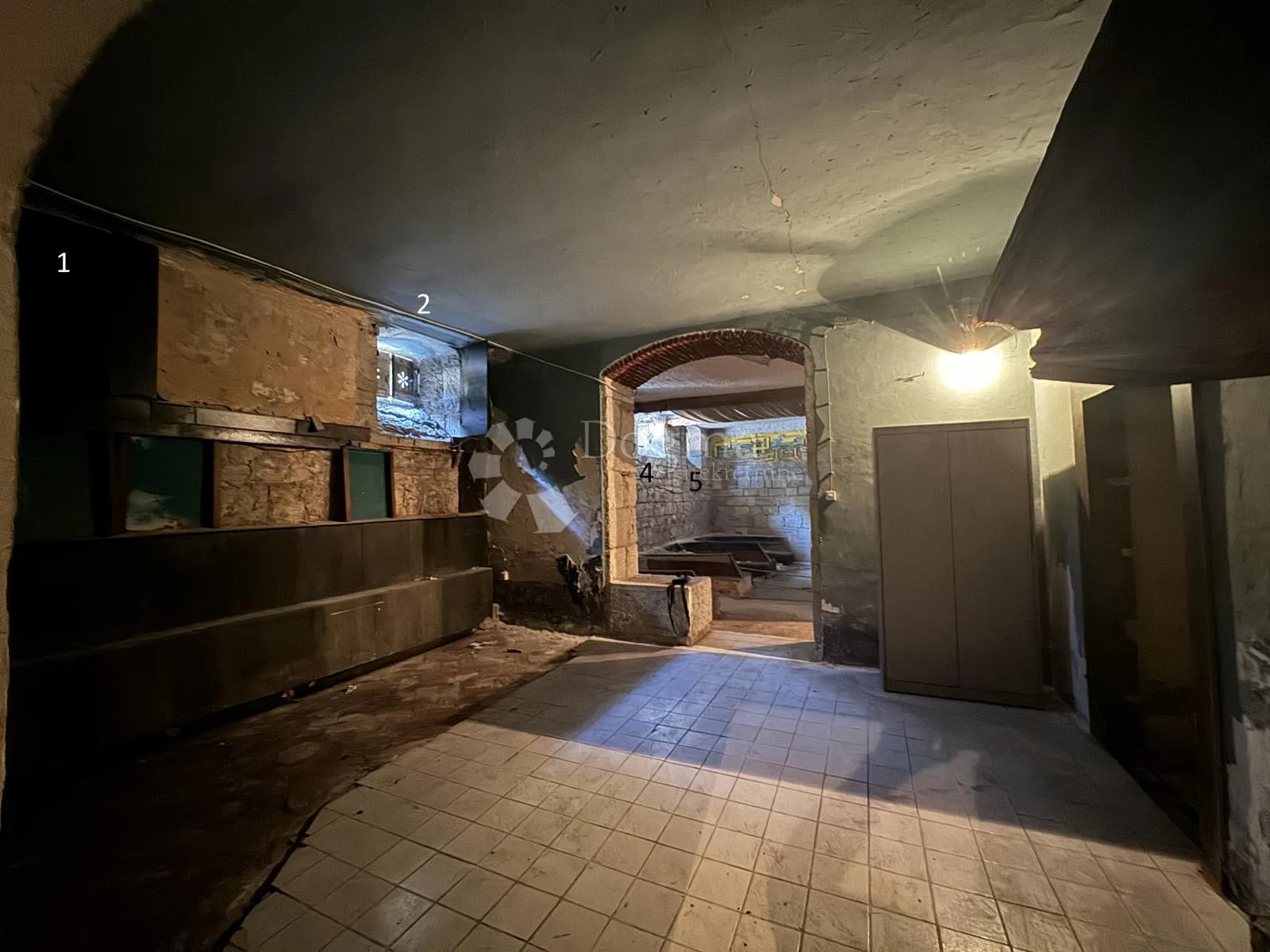jedinstveni poslovni prostor 142m2 -pula centar - slika 8