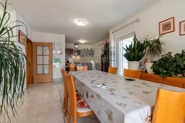 srdoči-240m2 više parkirna mjesta,okućnice 931m2 - slika 5