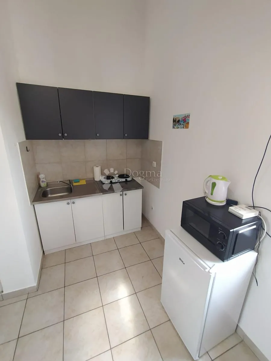trosoban stan u centru pule - 3 studio apartmana - slika 16