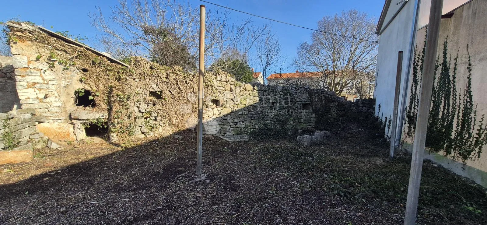ruševna kuća nedaleko juršića - slika 22