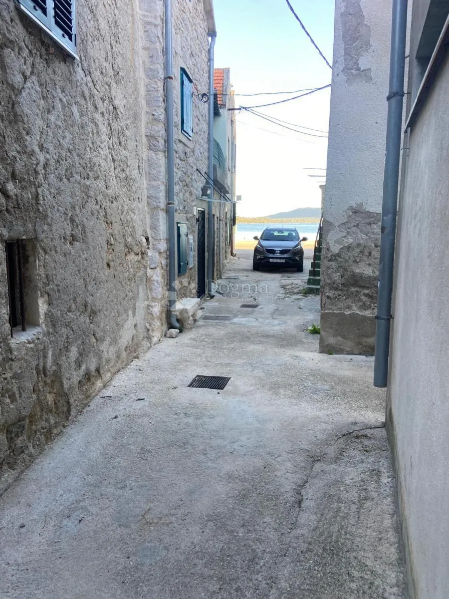 kuća za renoviranje u centru pirovca – mogućnost rekonstrukcije - slika 2