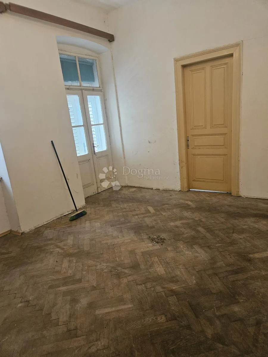 stan za renovaciju prvi red do mora! - slika 6