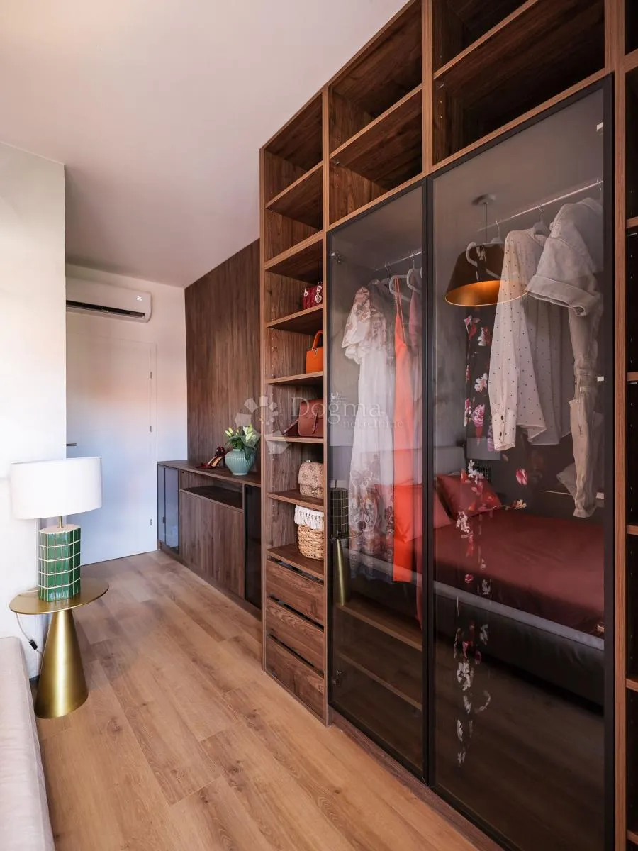 dizajnerski penthouse s krovnom terasom, liftom i garažom - slika 15