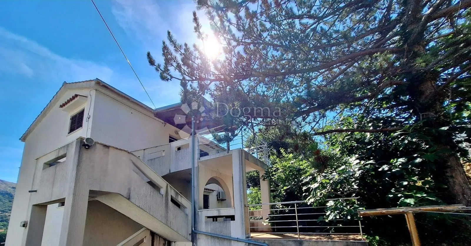 samostojeća kuća sa 3 apartmana - slika 1