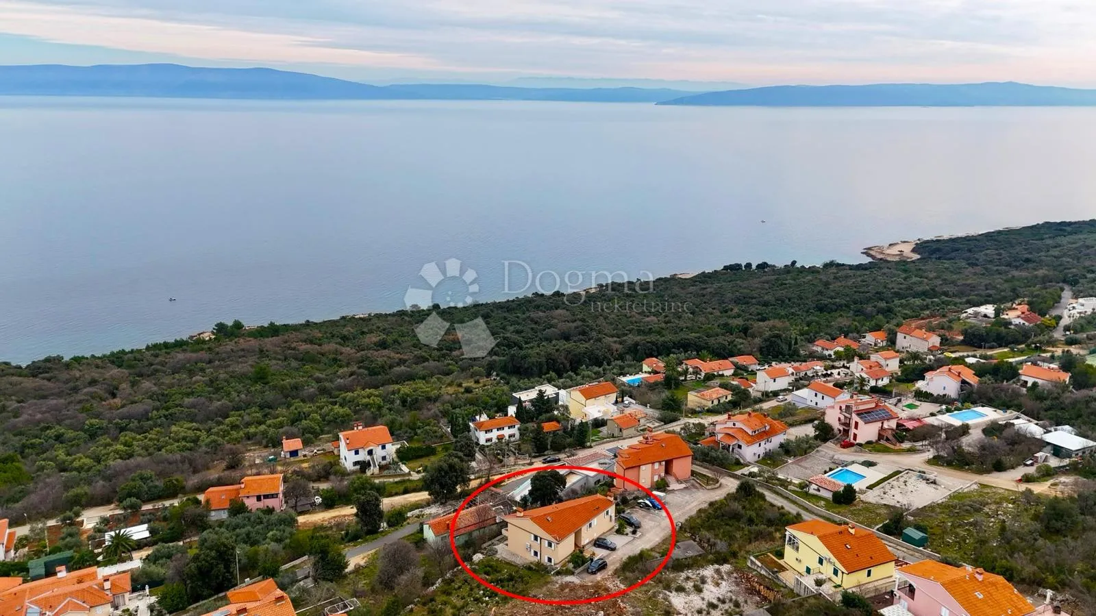 kuća sa 4 stana-pogled more i građevinska parcela - slika 59