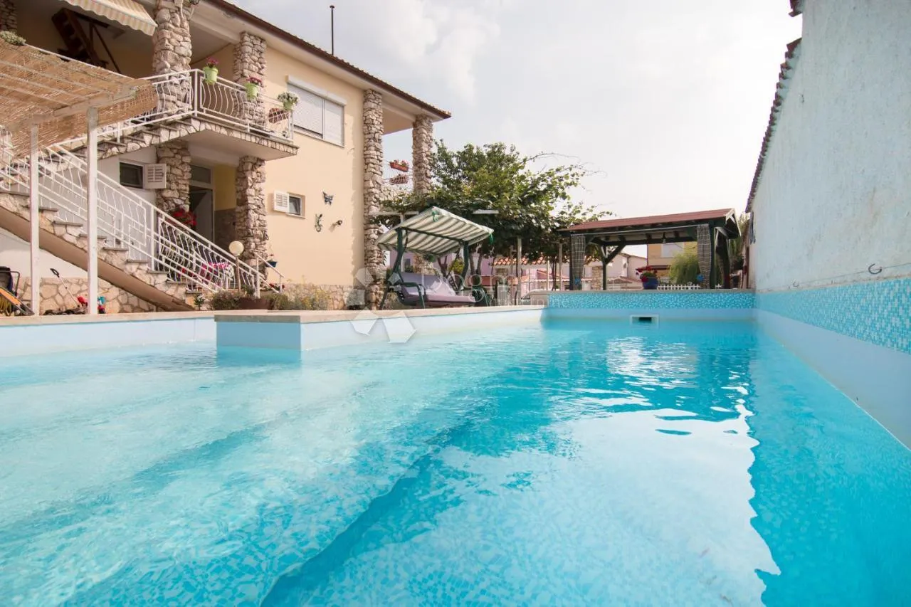 kuća sa bazenom i 4 stambene jedinice - 600m od plaže - slika 52