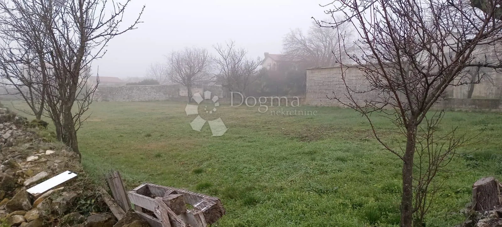 kuca sa velikim građevinskim terenom - slika 10