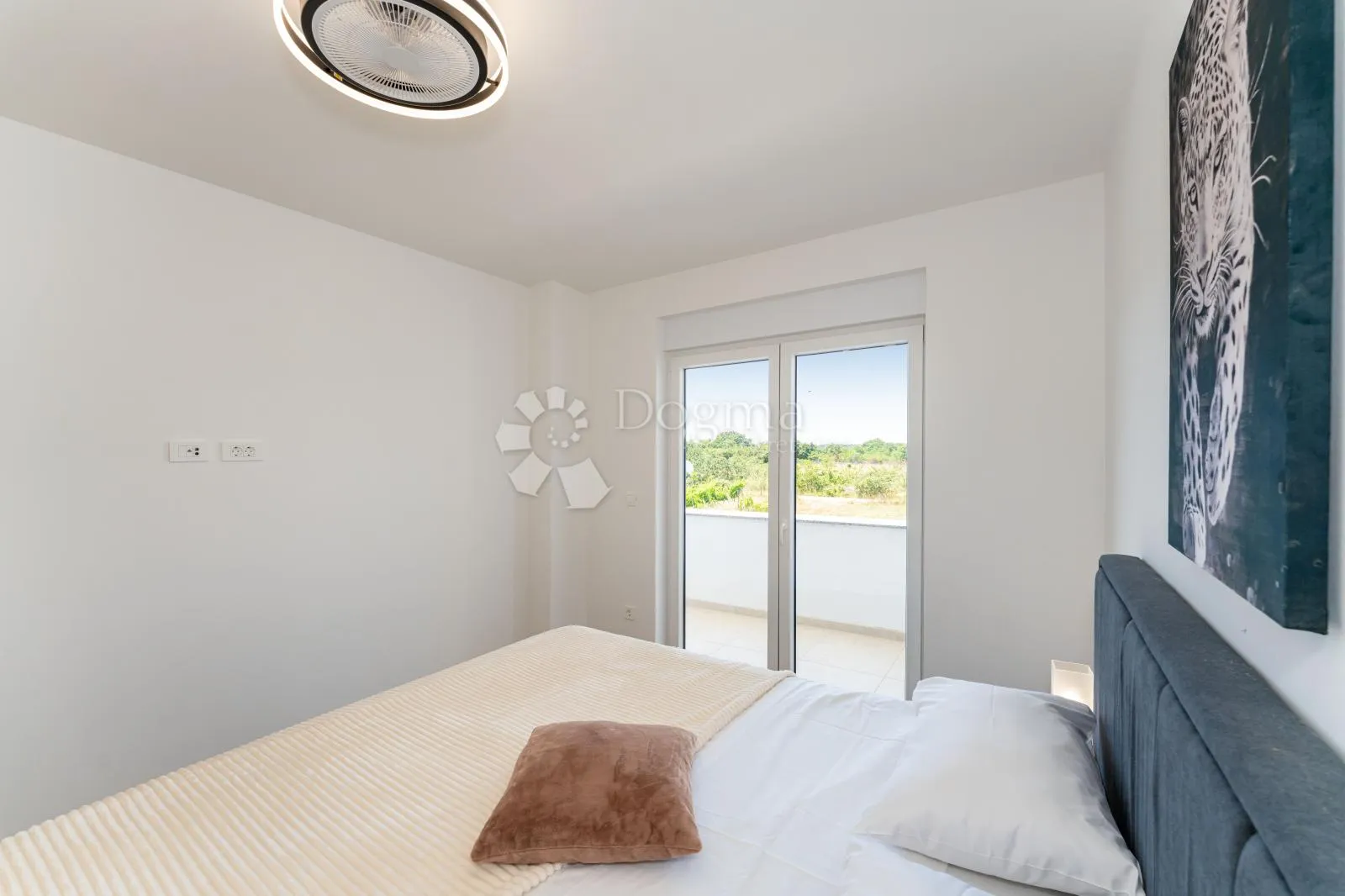 moderna vila s bazenom u žeravi - slika 44
