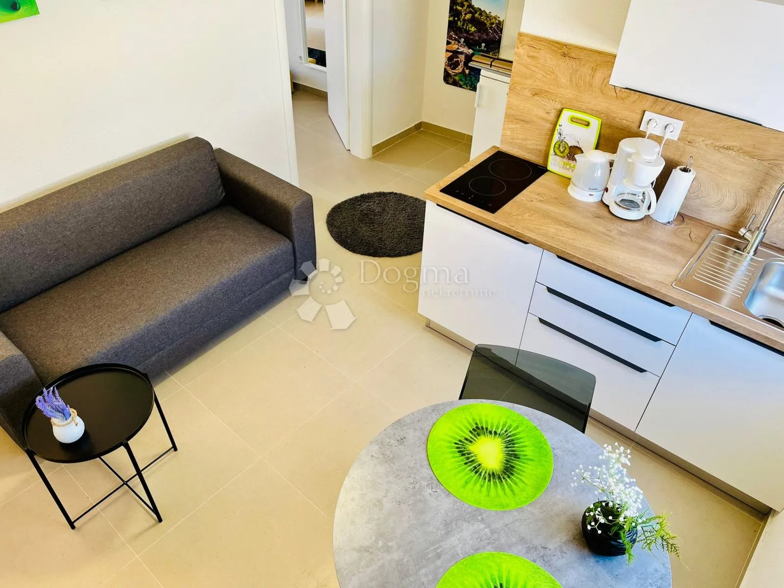 rogoznica- prilika! kuća s 5 apartmana 150m od plaže - slika 1