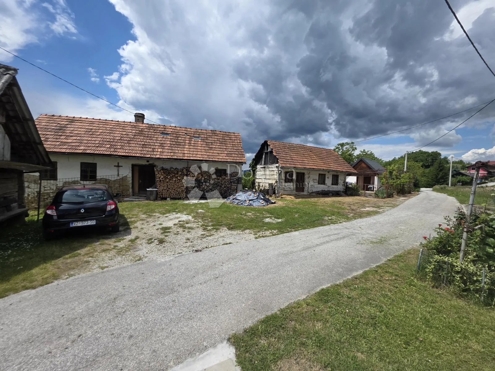 kamena kuća na brijegu – velika okućnica, pomoćni objekti i građevinsko zemljište - slika 2