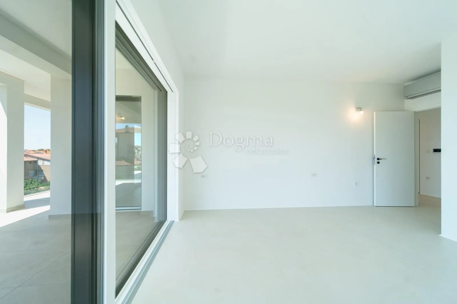 luksuzni penthouse s privatnom prostranom krovnom terasom i prekrasnim pogledom na more, barbat. - slika 21