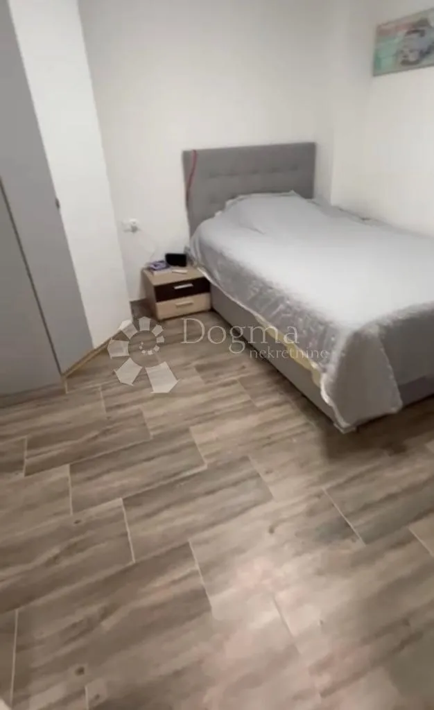 tisno kuća u prvom redu do mora odlična prilika - slika 33