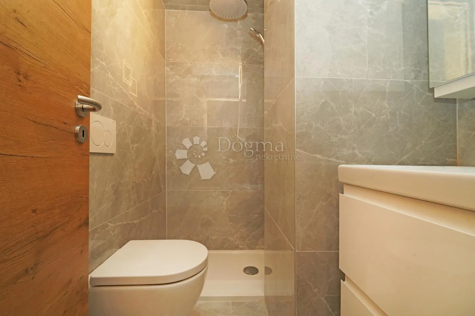 poreč centar-renovirani stan 50 m² - slika 7