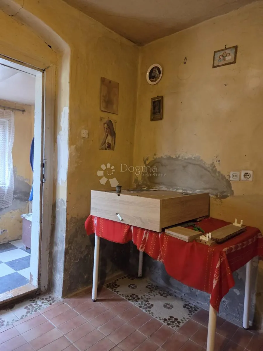 kuća s gospodarskim zgradama – odlična lokacija - slika 8