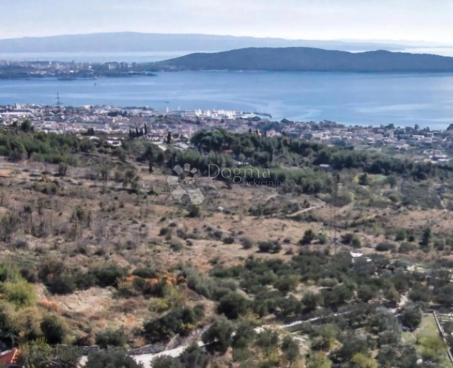 poljoprivredno zemljište s panoramskim pogledom na more u kaštel kambelovcu! - slika 1