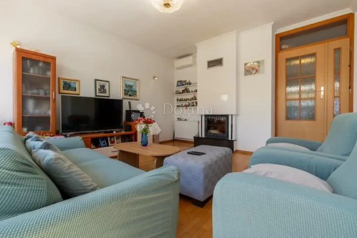 srdoči-240m2 više parkirna mjesta,okućnice 931m2 - slika 2