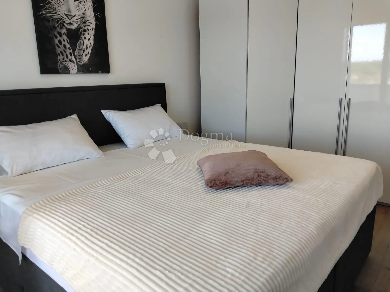 moderna vila s bazenom u žeravi - slika 12