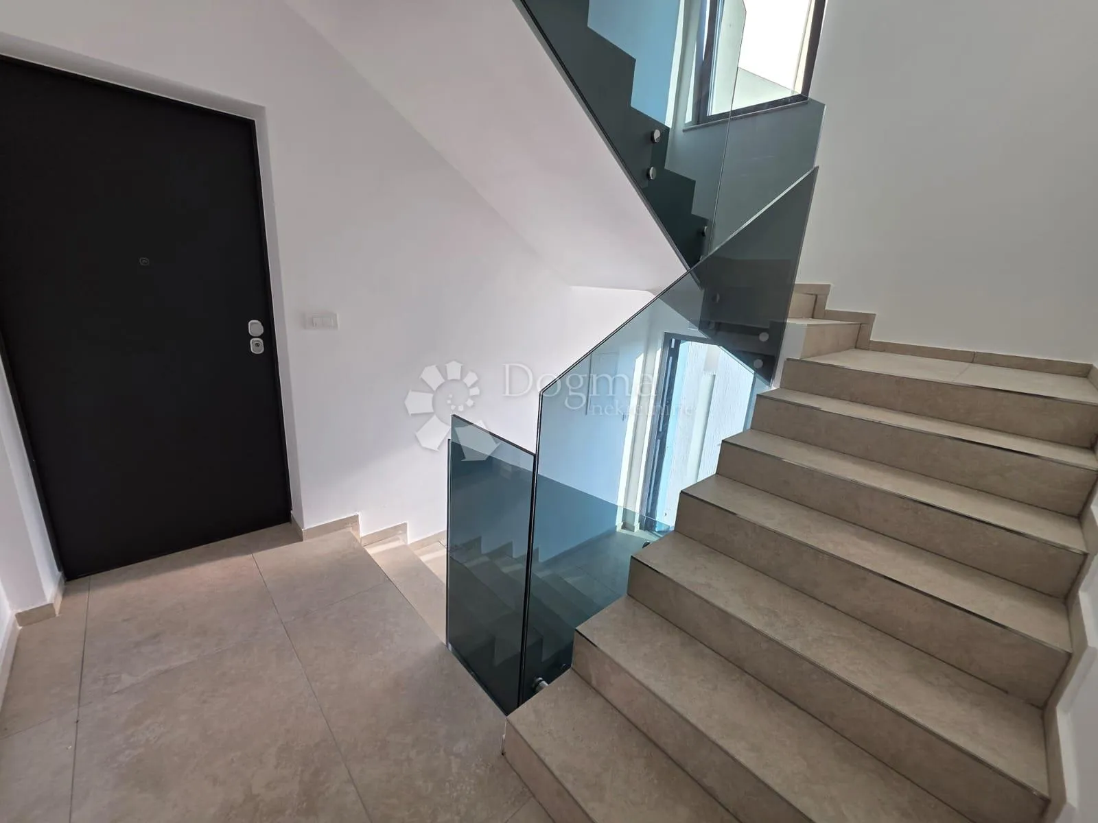 rogoznica- prizemlje u novogradnji 70m od mora - slika 6