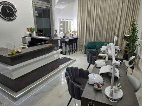 iznajmljuje se vrhunski opremljen kozmetički salon u srcu grada - slika 3