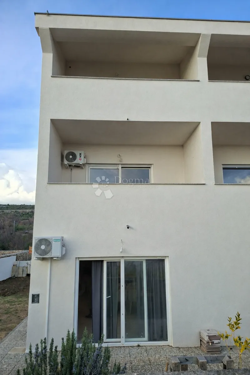 troetažni stan s terasom i pogledom na more - slika 2