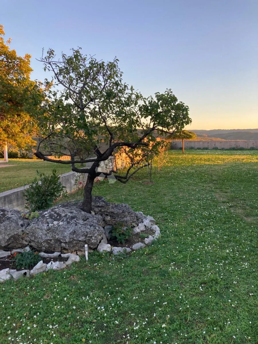 kuća s bazenom, 1000m2 okućnice, panoramski pogled - slika 9