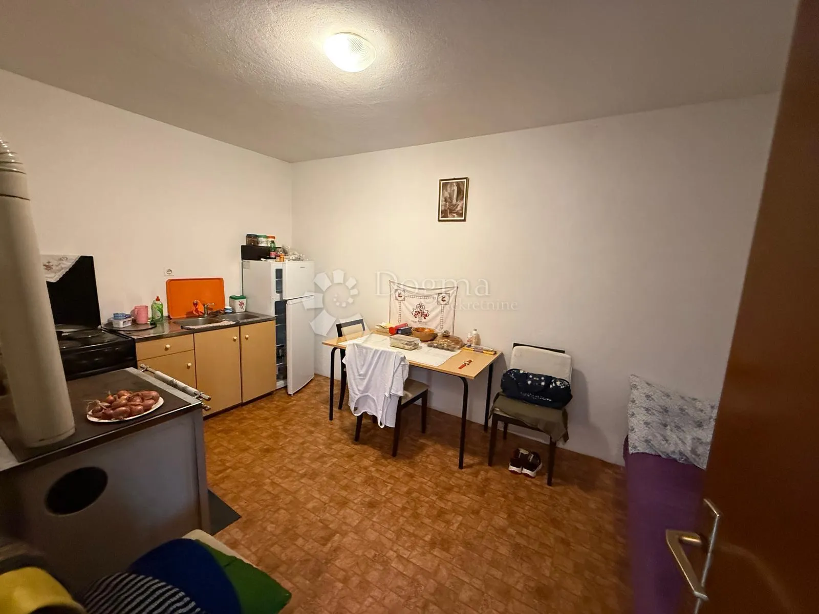kuća s uređenim dvorištem 2088 m2 , 70% izgradivosti - slika 9