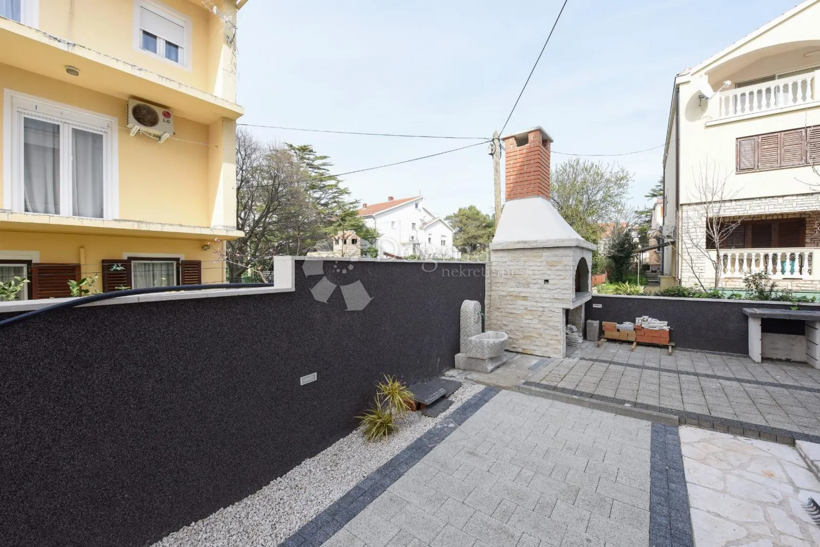 pekrasan stan sa dvorištem u diklu - slika 5