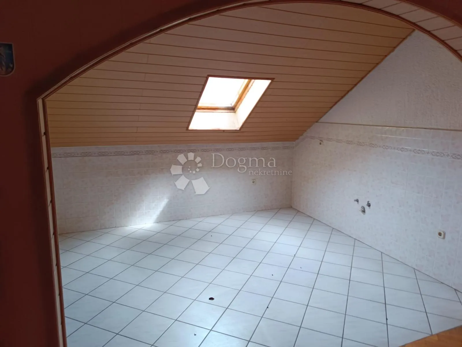 kuća sa radnike ili starački dom - slika 9