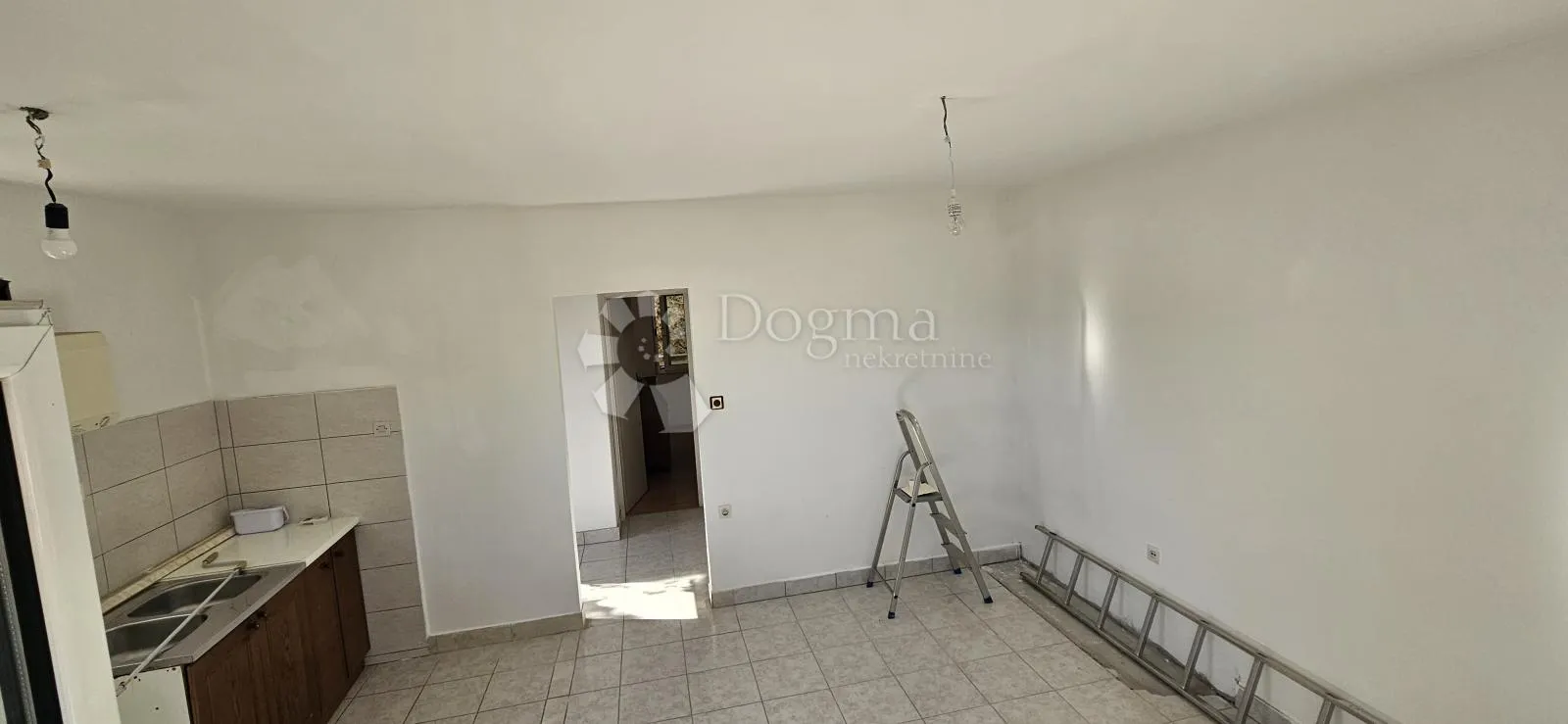 kuća na o. čiovu s prekrasnim pogledom na more - slika 13